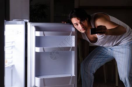 睡在冰箱旁